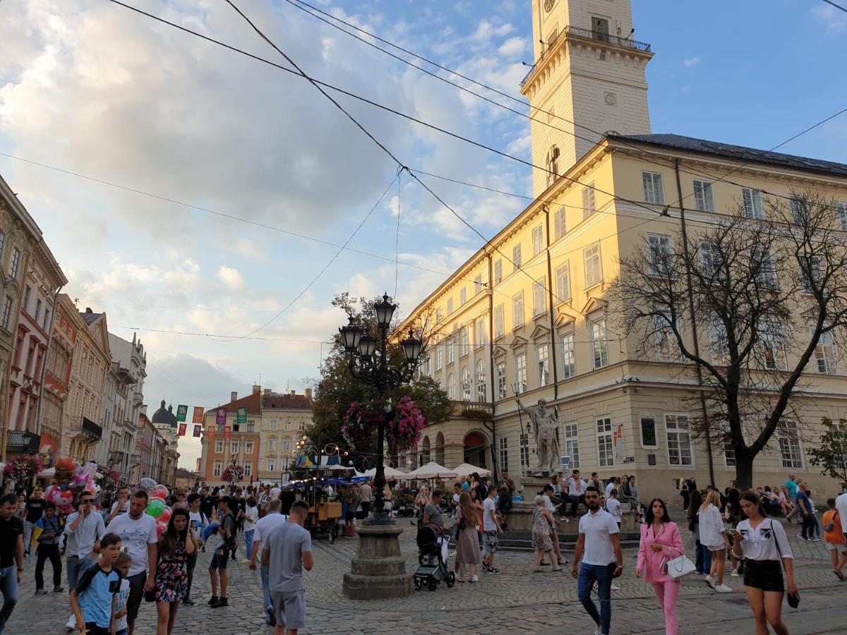3 Bedroom, 2 Bathroom Apartment Near Forum Lviv Exteriör bild