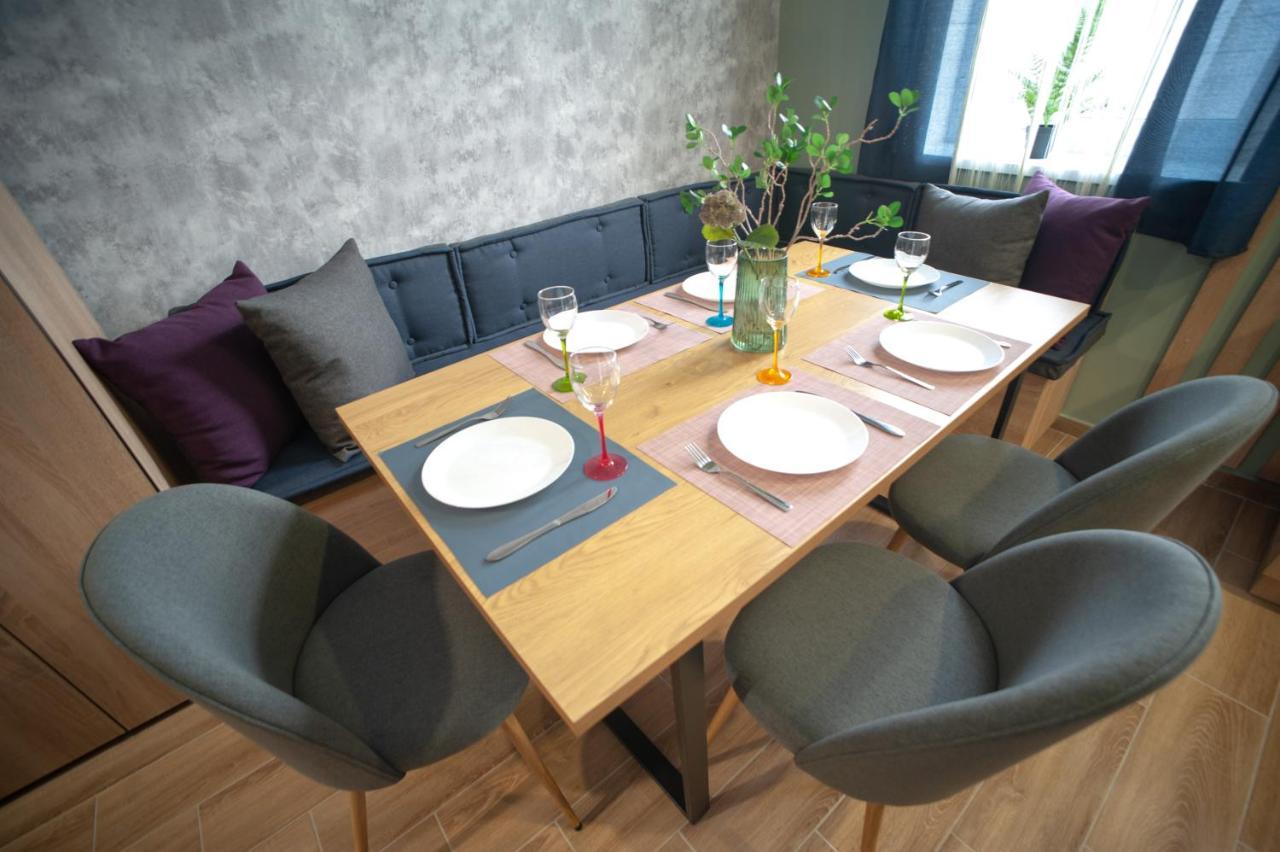 3 Bedroom, 2 Bathroom Apartment Near Forum Lviv Exteriör bild