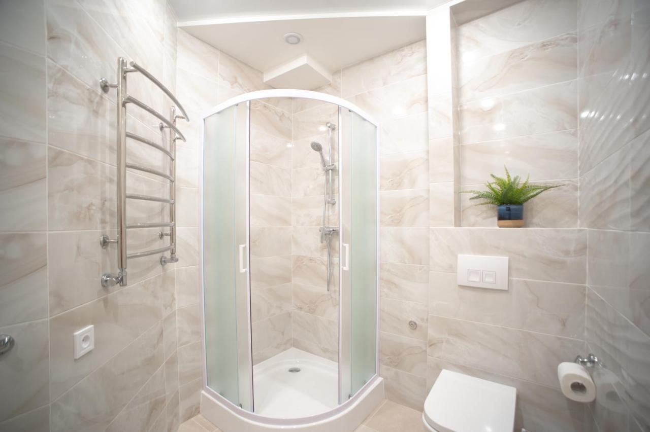 3 Bedroom, 2 Bathroom Apartment Near Forum Lviv Exteriör bild